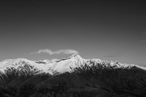 ニュージーランド南島の青い空に対する雪の山の冬の風景 — ストック写真