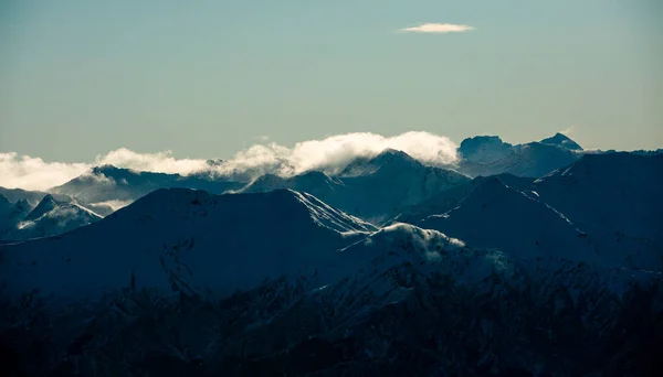 Pemandangan Musim Dingin Gunung Salju Melawan Langit Biru Pulau Selatan Stok Lukisan  