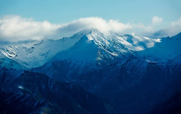 新西兰南岛雪山的冬季景观与蓝天的对比 — 图库照片