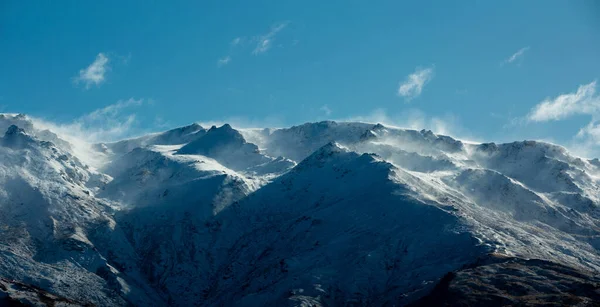 新西兰南岛雪山的冬季景观与蓝天的对比 — 图库照片