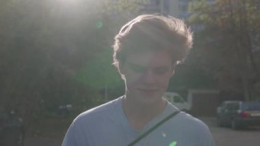 adam bir kaykay sürme