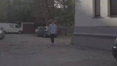 adam bir kaykay sürme