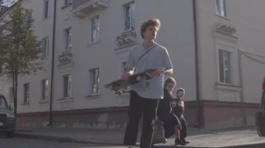 adam bir kaykay sürme