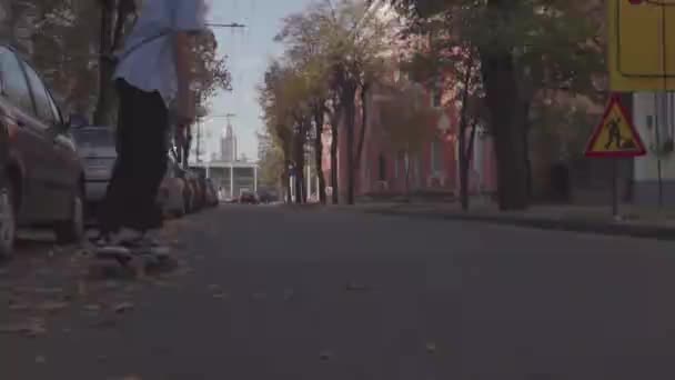 Τύπος Είναι Ιππασίας Ένα Skateboard — Αρχείο Βίντεο