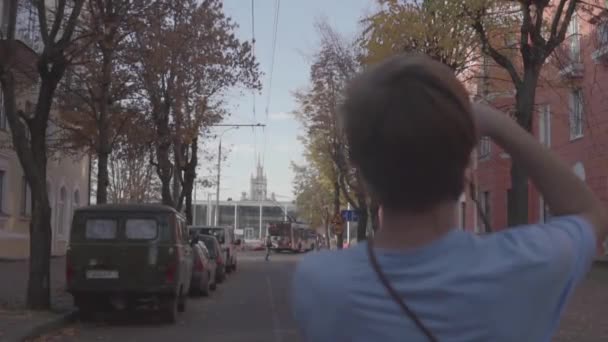 Guy Instelling Vintage Camera Neemt Foto — Stockvideo