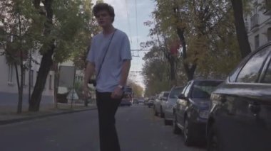 adam bir kaykay sürme