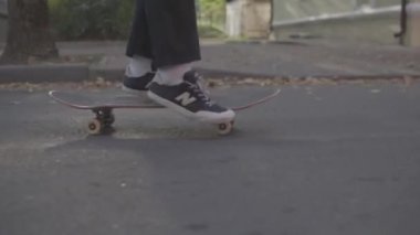 adam bir kaykay sürme