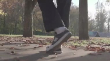 adam bir kaykay sürme