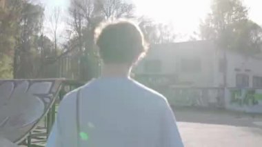 adam bir kaykay sürme