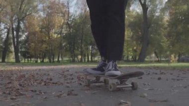 adam bir kaykay sürme