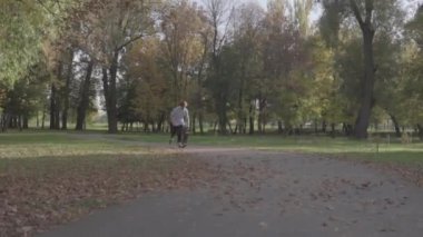 adam bir kaykay sürme