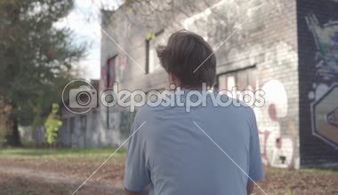 adam bir kaykay sürme