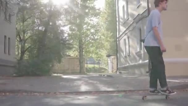 スケート ボードに乗っている男 — ストック動画