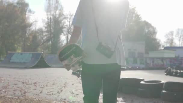 Τύπος Είναι Ιππασίας Ένα Skateboard — Αρχείο Βίντεο