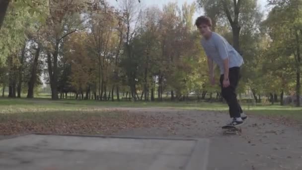 Τύπος Είναι Ιππασίας Ένα Skateboard — Αρχείο Βίντεο