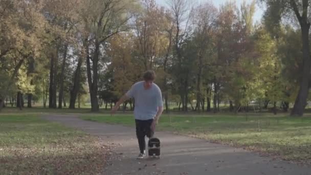 Ragazzo Sta Cavalcando Uno Skateboard — Video Stock