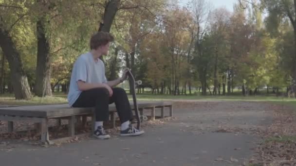 Cara Está Montando Skate — Vídeo de Stock