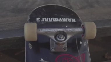 adam bir kaykay sürme