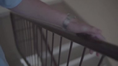 Adam çatıda yürür