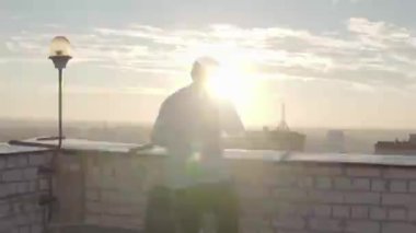 Adam çatıda yürür