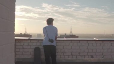 adam bir kaykay sürme