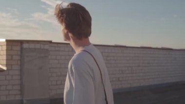 Adam çatıda yürür