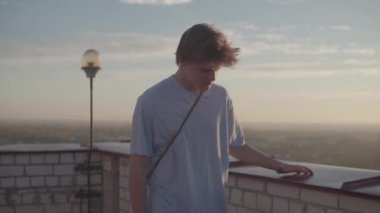 Adam çatıda city adlı görünüyor