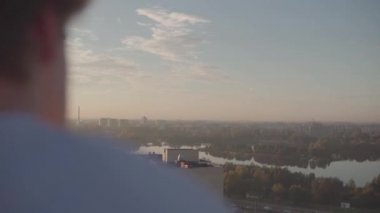 Adam çatıda city adlı görünüyor