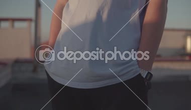 Adam çatıda yürür