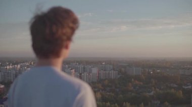 Adam çatıda city adlı görünüyor