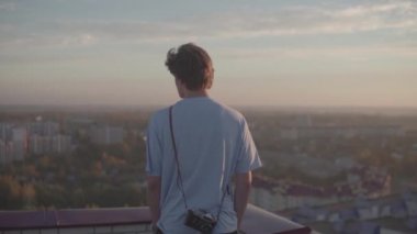 Adam çatıda city adlı görünüyor