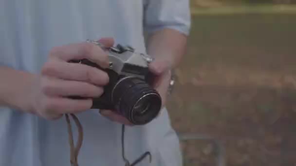 Guy Definindo Câmera Vintage — Vídeo de Stock