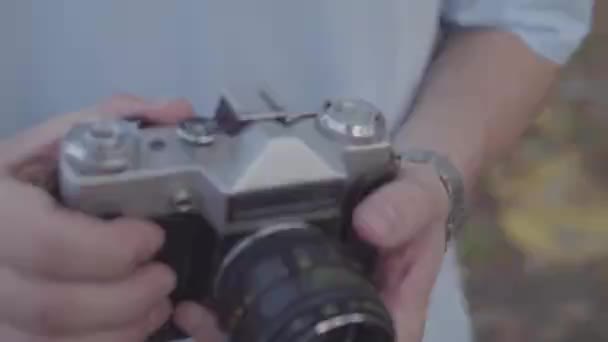 Guy Instelling Vintage Camera — Stockvideo