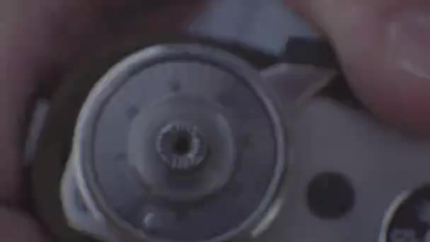 家伙设置老式相机 — 图库视频影像