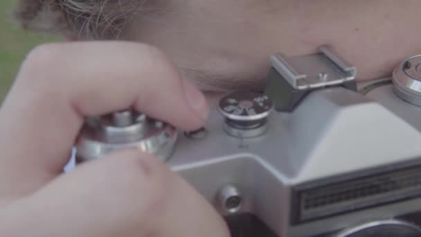 Guy Instelling Vintage Camera — Stockvideo