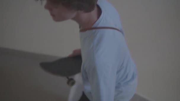 Τύπος Είναι Ιππασίας Ένα Skateboard — Αρχείο Βίντεο