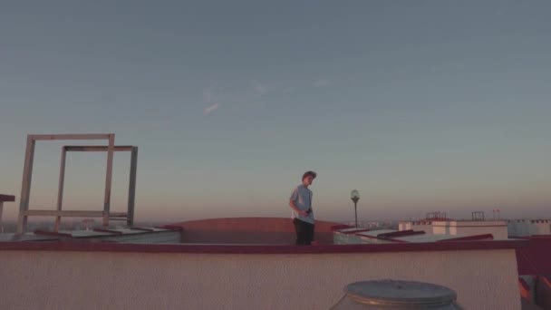屋顶上的那个人看着城市 — 图库视频影像