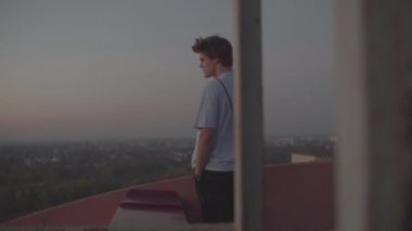 Adam çatıda city adlı görünüyor