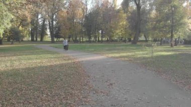 adam bir kaykay sürme