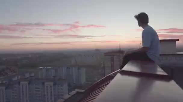 Guy Roof Looks City — Stock Video