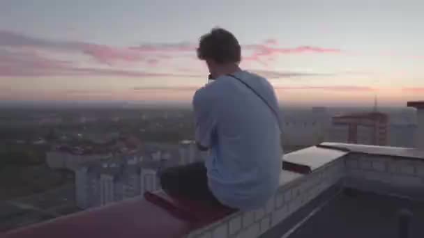 Ragazzo Sul Tetto Guarda Città — Video Stock