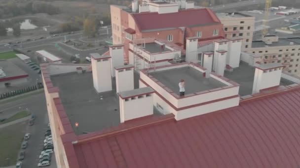 Der Typ Auf Dem Dach Blickt Auf Die Stadt — Stockvideo