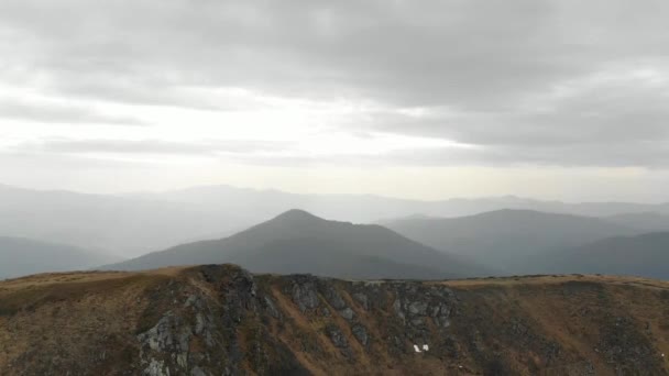 Disparo Aéreo Con Vistas Las Montañas Bosque Muchos Abetos — Vídeos de Stock