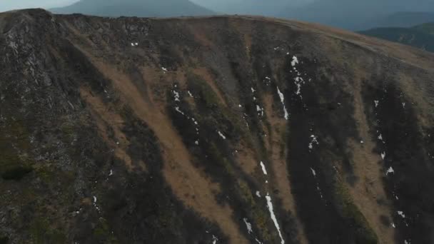 Tiro Aéreo Com Vista Para Montanhas Floresta Muitos Abetos — Vídeo de Stock