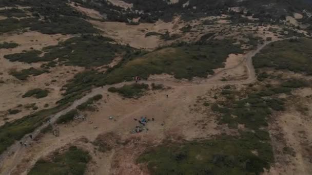 Vue aérienne surplombant les montagnes. Forêt de nombreux sapins 