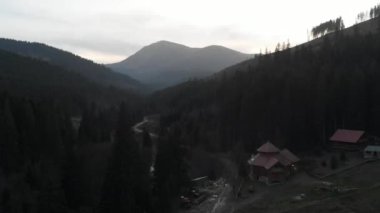 Hava atış dağlara bakan. Birçok firs orman