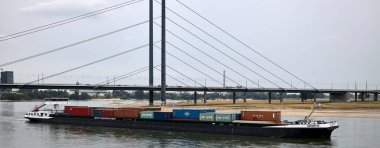 Düsseldorf (Almanya). 9 Eylül 2019. Ren Nehri 'nde kargo gemileri. Çin 'den gelen ticaret pazarı gün geçtikçe daha çok sayıda, bunlar genellikle elektronik ticaret tarafından satın alınan ürünlerdir.