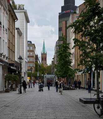 Düsseldorf (Almanya). 10 Eylül 2019. Coronavirus insanların davranış ve adetlerini değiştirdi. Covid-19, maskenin kullanımı gibi güvenlik önlemleri nedeniyle sosyal ilişkiyi değiştirdi.