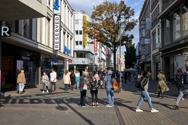 Köln (Almanya). 10 Eylül 2019. Coronavirus insanların davranış ve adetlerini değiştirdi. Covid-19, maskenin kullanımı gibi güvenlik önlemleri nedeniyle sosyal ilişkiyi değiştirdi.