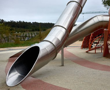 Çocuklar için oyun parkı olan boş park